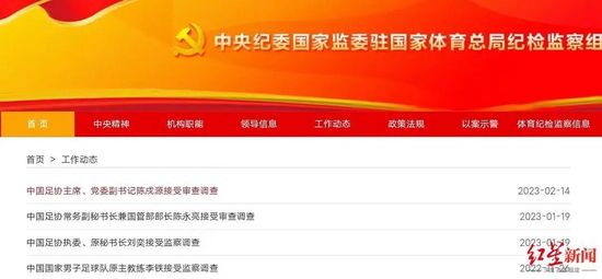 而萧老太太原本的私人物品，早已经被张桂芬丢到了三楼的房门外。